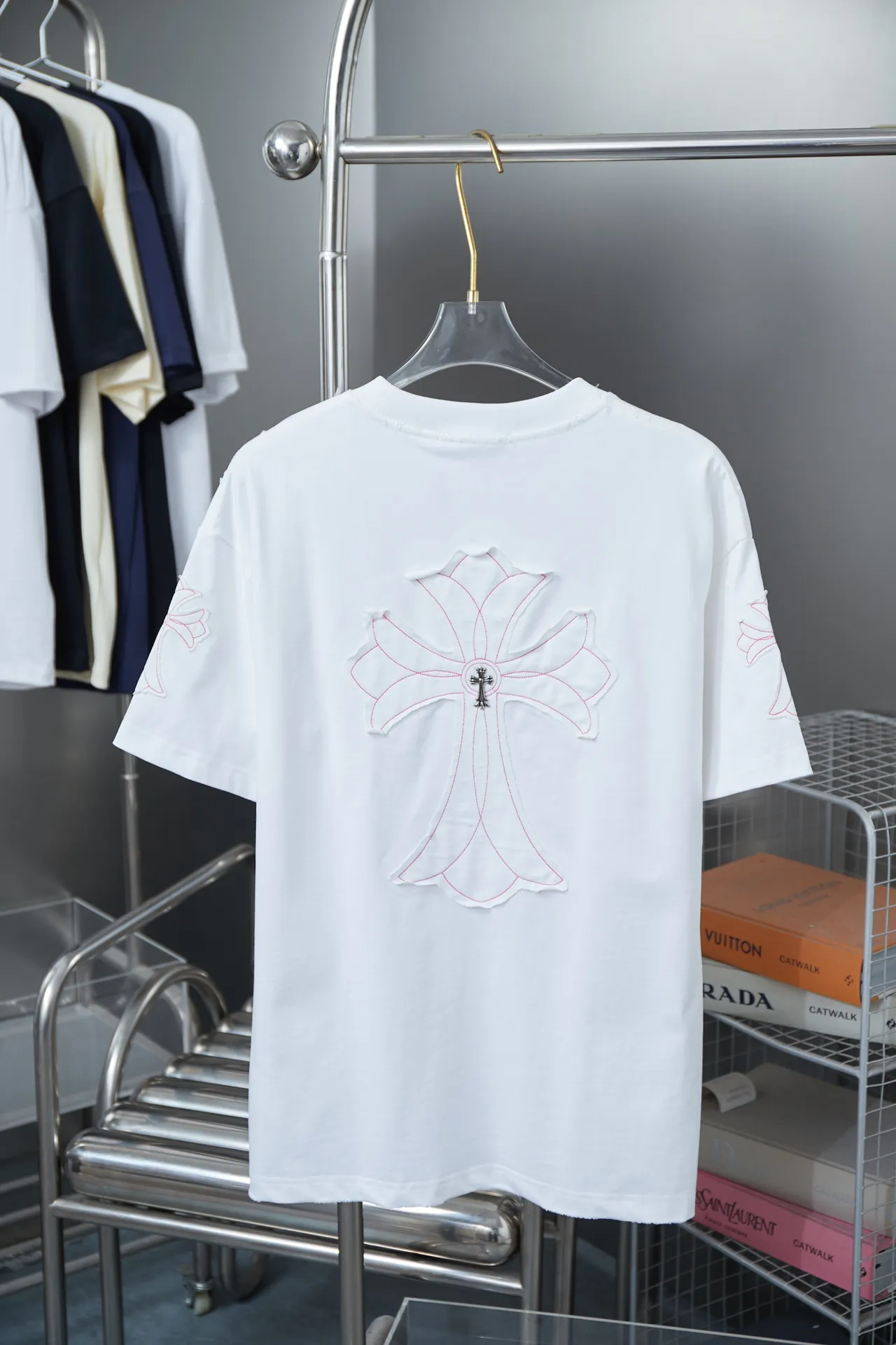 🅿️200 Ch*ome Hearte 25SS early spring new style, appliqué embroidered heart cross short sleeves, light luxury, essential item for daily commuting for men and women, correct version, welcome to compare, detailed features · 320g 100% pure cotton double yarn jersey fabric · Custom dyed in the same vat, special thickened 32 pieces double-strand 1X1 thread · Imported Tajima machine embroidery tatami embroidery ➕This cloth patch embroidery · Collar, cuffs, and hem hand-worn craftsmanship · Double-needle stitching across seams · Original main mark, washed tag, branded moisture-proof paper packaging Color: Black/White Size: S/M/L/XL